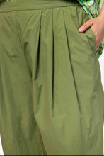 Lade das Bild in den Galerie-Viewer, Weite Baumwoll-Hose im Paper-Touch-Style – Khaki-Grün bis Gr 54/56 - Gozzip