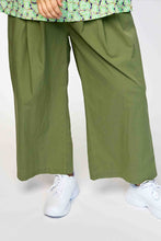 Lade das Bild in den Galerie-Viewer, Weite Baumwoll-Hose im Paper-Touch-Style – Khaki-Grün bis Gr 54/56 - Gozzip
