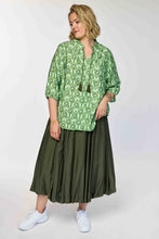 Load image into Gallery viewer, Gemusterte Bluse mit Tunika-Ausschnitt in Grün/khaki Nuancen bis Gr 62 - Gozzip
