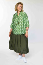 Load image into Gallery viewer, Gemusterte Bluse mit Tunika-Ausschnitt in Grün/khaki Nuancen bis Gr 62 - Gozzip