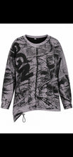 Lade das Bild in den Galerie-Viewer, Oversize-Shirt im Graffiti-Look mit Netz-Details & Kordelzug – B-ONE Fashion