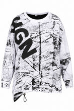 Lade das Bild in den Galerie-Viewer, Oversize-Shirt im Graffiti-Look mit Netz-Details & Kordelzug – B-ONE Fashion