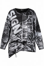 Lade das Bild in den Galerie-Viewer, Oversize-Shirt im Graffiti-Look mit Netz-Details & Kordelzug – B-ONE Fashion