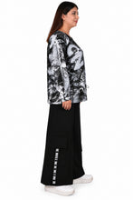 Lade das Bild in den Galerie-Viewer, Oversize-Shirt im Graffiti-Look mit Netz-Details & Kordelzug – B-ONE Fashion