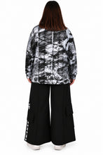 Lade das Bild in den Galerie-Viewer, Oversize-Shirt im Graffiti-Look mit Netz-Details & Kordelzug – B-ONE Fashion