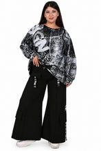 Lade das Bild in den Galerie-Viewer, Oversize-Shirt im Graffiti-Look mit Netz-Details & Kordelzug – B-ONE Fashion