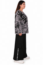 Lade das Bild in den Galerie-Viewer, Oversize-Shirt im Graffiti-Look mit Netz-Details & Kordelzug – B-ONE Fashion