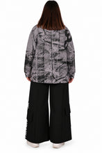 Lade das Bild in den Galerie-Viewer, Oversize-Shirt im Graffiti-Look mit Netz-Details & Kordelzug – B-ONE Fashion