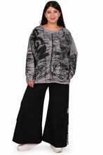 Lade das Bild in den Galerie-Viewer, Oversize-Shirt im Graffiti-Look mit Netz-Details & Kordelzug – B-ONE Fashion