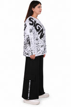 Lade das Bild in den Galerie-Viewer, Oversize-Shirt im Graffiti-Look mit Netz-Details & Kordelzug – B-ONE Fashion