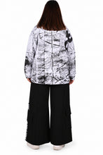 Lade das Bild in den Galerie-Viewer, Oversize-Shirt im Graffiti-Look mit Netz-Details & Kordelzug – B-ONE Fashion