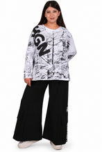 Lade das Bild in den Galerie-Viewer, Oversize-Shirt im Graffiti-Look mit Netz-Details & Kordelzug – B-ONE Fashion