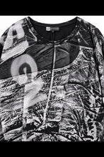 Lade das Bild in den Galerie-Viewer, Oversize-Shirt im Graffiti-Look mit Netz-Details & Kordelzug – B-ONE Fashion