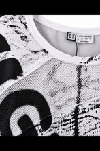 Lade das Bild in den Galerie-Viewer, Oversize-Shirt im Graffiti-Look mit Netz-Details & Kordelzug – B-ONE Fashion