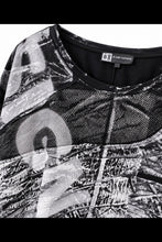 Lade das Bild in den Galerie-Viewer, Oversize-Shirt im Graffiti-Look mit Netz-Details & Kordelzug – B-ONE Fashion