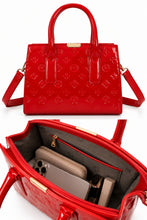 Load image into Gallery viewer, Elegante Lack-Handtasche Stella mit Schulterriemen und Prägung in 2 Farben