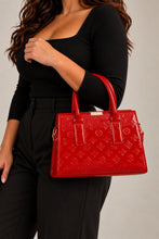 Load image into Gallery viewer, Elegante Lack-Handtasche Stella mit Schulterriemen und Prägung in 2 Farben