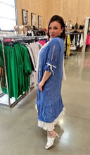 Load image into Gallery viewer, Kleid in Crash/ Crinkle Optik von Mädchenglück in blau bis Größe 58
