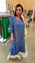 Load image into Gallery viewer, Kleid in Crash/ Crinkle Optik von Mädchenglück in blau bis Größe 58