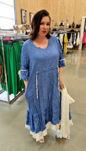 Load image into Gallery viewer, Kleid in Crash/ Crinkle Optik von Mädchenglück in blau bis Größe 58