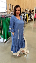 Load image into Gallery viewer, Kleid in Crash/ Crinkle Optik von Mädchenglück in blau bis Größe 58