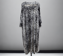 Load image into Gallery viewer, CN-G Slinky Kleid mit Leo Muster in 2 Farbnuancen