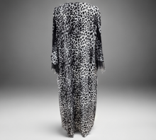 Load image into Gallery viewer, CN-G Slinky Kleid mit Leo Muster in 2 Farbnuancen