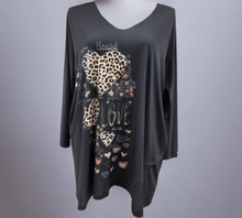 Load image into Gallery viewer, 𝐒𝐚𝐥𝐞- CNG/Mädchenglück Tunika mit V- Ausschnitt und Leomuster in 3 Größen bis Gr 62 in Slinky Material