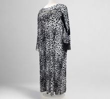 Load image into Gallery viewer, CN-G Slinky Kleid mit Leo Muster in 2 Farbnuancen