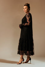 Lade das Bild in den Galerie-Viewer, Romantisches Boho-Spitzenkleid im Stufen-Look – in Schwarz bis Gr 58