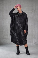 Load image into Gallery viewer, Extravagantes Kleid mit Wasserfallkragen & 3D-Crash-Struktur - Caraclan