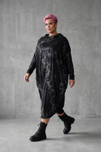 Load image into Gallery viewer, Extravagantes Kleid mit Wasserfallkragen & 3D-Crash-Struktur - Caraclan