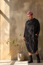 Load image into Gallery viewer, Extravagantes Kleid mit Wasserfallkragen & 3D-Crash-Struktur - Caraclan