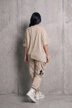 Load image into Gallery viewer, Lässiges 2-Teiler Set in verwaschenem Beige mit Patches- Bone