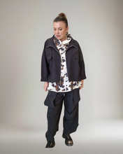 Load image into Gallery viewer, Sweat Kurzjacke in Schwarz Größe 40 bis 52/54