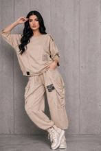 Load image into Gallery viewer, Lässiges 2-Teiler Set in verwaschenem Beige mit Patches- Bone