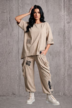 Load image into Gallery viewer, Lässiges 2-Teiler Set in verwaschenem Beige mit Patches- Bone
