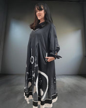 Load image into Gallery viewer, Maxlive Kleid Schwarz Weiss mit Drahtkragen und liebevollen Details Größe 46 bis 60