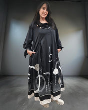 Load image into Gallery viewer, Maxlive Kleid Schwarz Weiss mit Drahtkragen und liebevollen Details Größe 46 bis 60