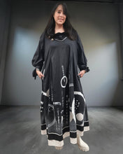 Load image into Gallery viewer, Maxlive Kleid Schwarz Weiss mit Drahtkragen und liebevollen Details Größe 46 bis 60