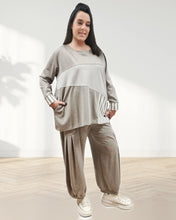 Lade das Bild in den Galerie-Viewer, Hookk Tunika in Taupe mit Mustermix Größe 44 bis 60