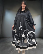 Load image into Gallery viewer, Maxlive Kleid Schwarz Weiss mit Drahtkragen und liebevollen Details Größe 46 bis 60