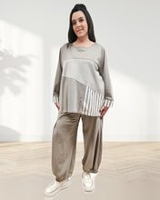 Lade das Bild in den Galerie-Viewer, Hookk Tunika in Taupe mit Mustermix Größe 44 bis 60