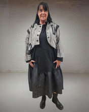 Load image into Gallery viewer, Restocked nach Ausverkauf - H4 Oversize Kurzblazer mit Knöpfen