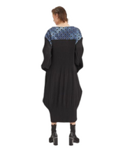 Load image into Gallery viewer, H4 Kleid mit Jeanseinsätzen und Pailetten Größe 38 bis 62