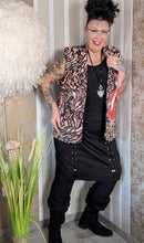 Load image into Gallery viewer, Ausgefallene Weste in Leoprint mit Zungenaufdruck - Einheitsgröße Gr 44 bis 52