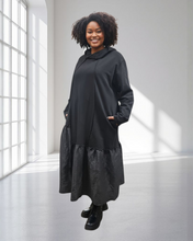 Load image into Gallery viewer, Avantgardistisches High Fashion Kleid mit Memory