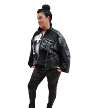 Load image into Gallery viewer, H4 Kurzjacke in Lederoptik Größe 38 bis 62