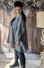 Lade das Bild in den Galerie-Viewer, SALE- Mädchenglück Onesized Oversized Pullover aus Viskose und Baumwolle