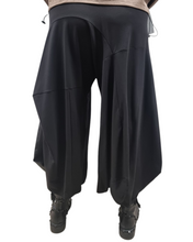 Load image into Gallery viewer, CNG Ballonhose mit veganem Ledereinsatz -Avantgardistisch, alle Größen